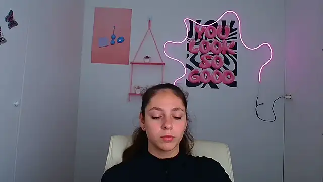 KissMeJulia online show from 7, 7, 2026