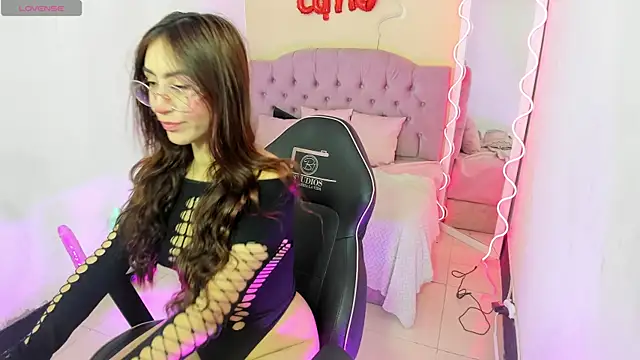 ZAAFIRA TAY online show from 6, 4, 2026