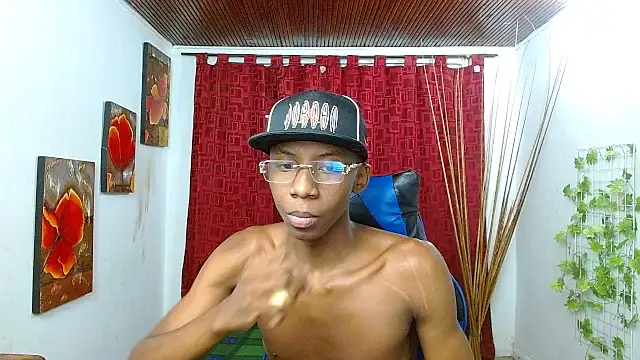 Snapshot of milo018 chatting on 21, 4, 2026 milo018 online show from 21, 4, 2026