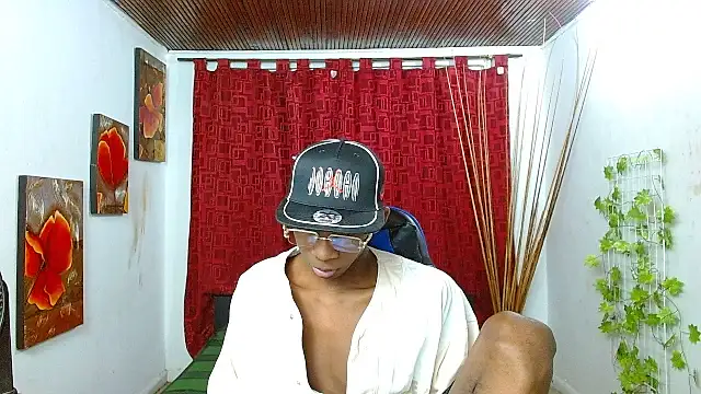 Snapshot of milo018 chatting on 22, 4, 2026 milo018 online show from 22, 4, 2026