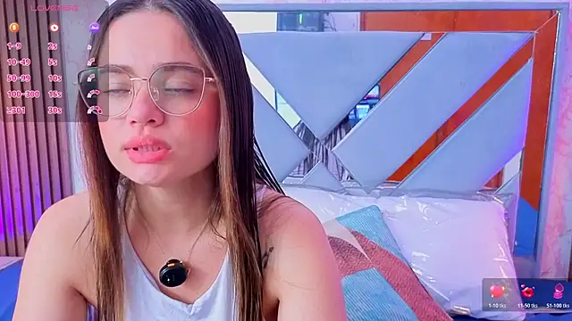 Snapshot of LittleeSara18 chatting on 12, 5, 2026 LittleeSara18 online show from 12, 5, 2026