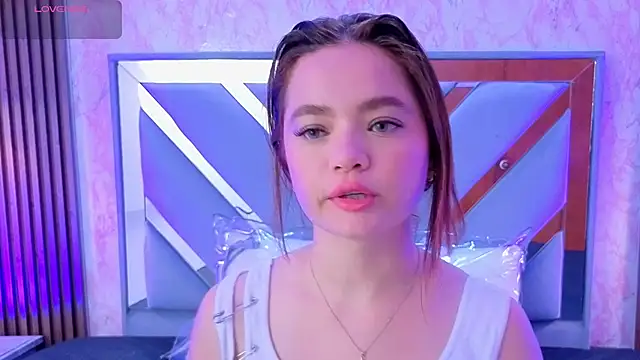 Snapshot of LittleeSara18 chatting on 6, 6, 2026 LittleeSara18 online show from 6, 6, 2026