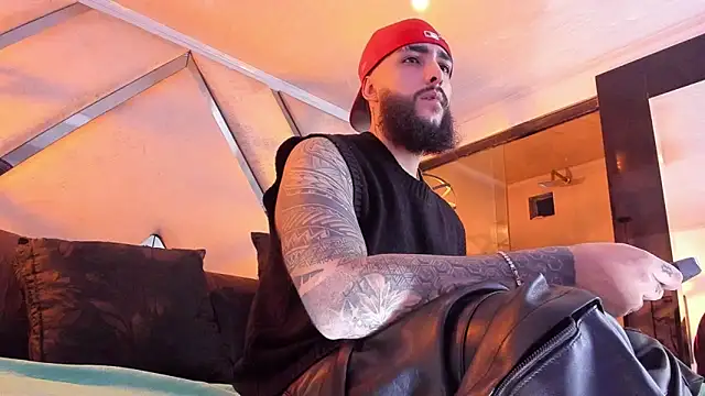 SantiagoHincapiie online show from 7, 3, 2026