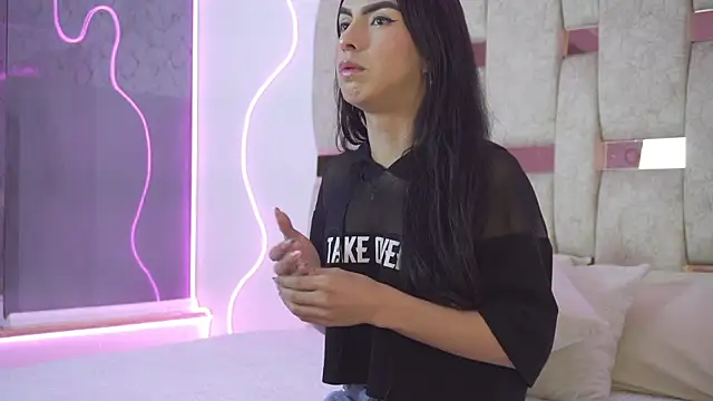 Fernanda thail  online show from 6, 4, 2026