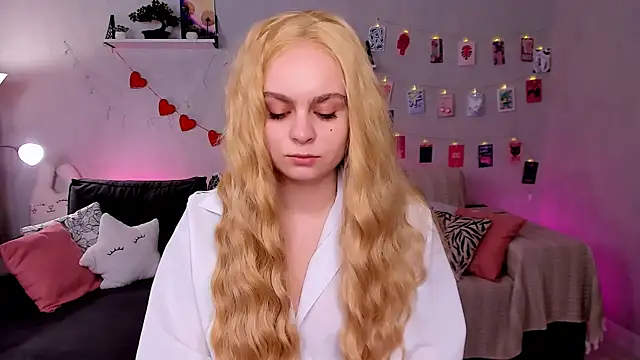 Snapshot of VivienAllen chatting on 2, 3, 2026 VivienAllen online show from 2, 3, 2026