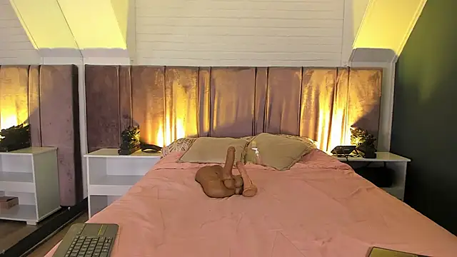 Fiorelaa  online show from 15, 4, 2026