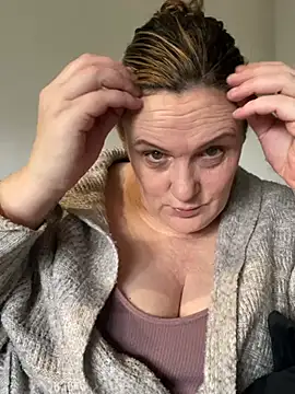 Busty-GilfQuinn online show from 24, 2, 2026