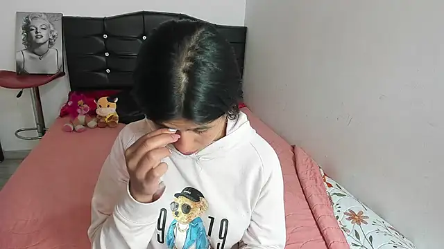 LatinaQueen23 online show from 16, 4, 2026