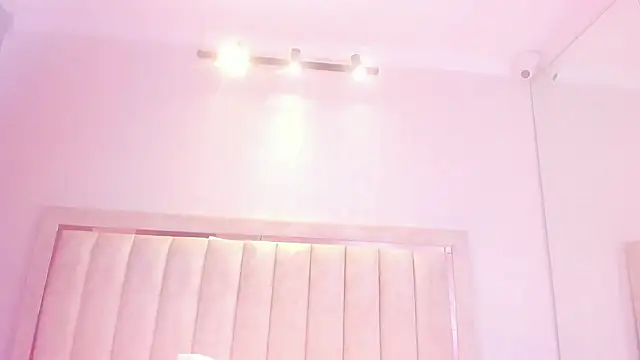 Snapshot of AlaiaMoretti_ chatting on 27, 5, 2026 AlaiaMoretti online show from 27, 5, 2026