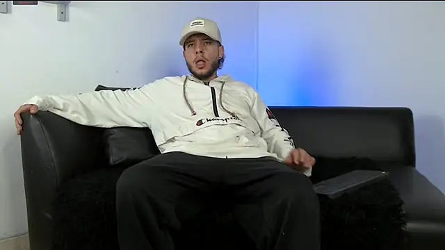 Snapshot of luxesmith chatting on 3, 3, 2026 luxesmith online show from 3, 3, 2026