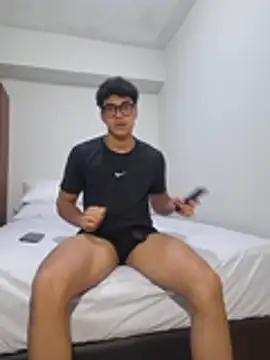 Snapshot of SweetMig chatting on 4, 3, 2026 SweetMig online show from 4, 3, 2026