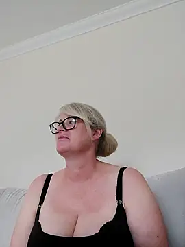 FlirtyFleur-x online show from 9, 4, 2026
