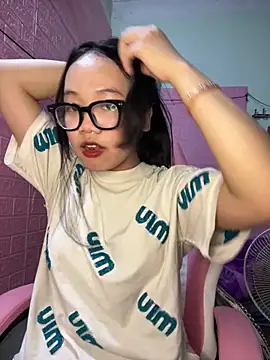 Snapshot of Leeeeiu chatting on 2, 3, 2026 Leeeeiu online show from 2, 3, 2026