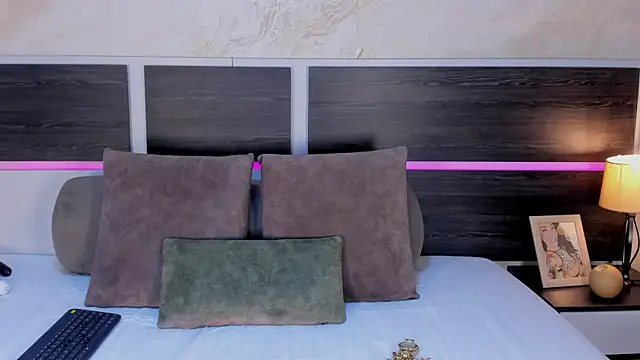 Natalia Cruzz online show from 15, 4, 2026