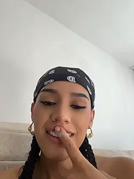 Mia-villalobos online show from 15, 7, 2026