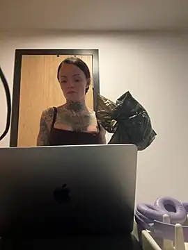 SkinnyLilly online show from 9, 6, 2026