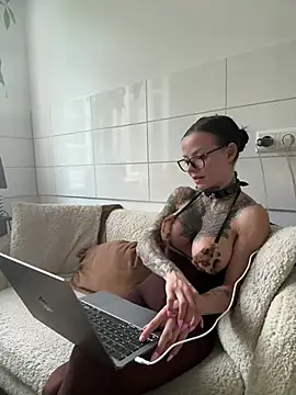 SkinnyLilly online show from 5, 7, 2026