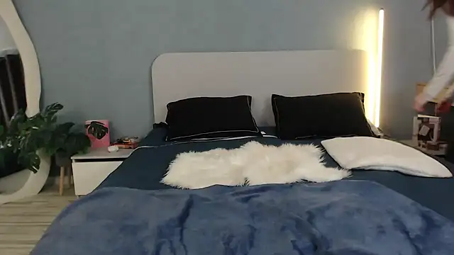 SunyLily online show from 17, 4, 2026