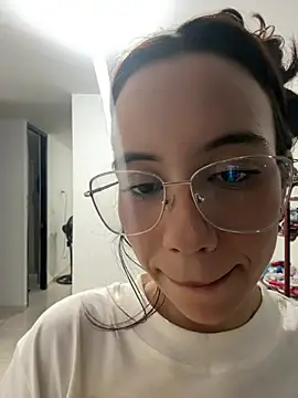 Snapshot of Nicole_Cute04 chatting on 4, 7, 2026 Nicole Cute04 online show from 4, 7, 2026