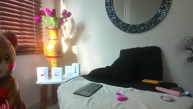 Maye Milf  online show from 6, 4, 2026