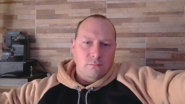 Snapshot of lustonfan chatting on 18, 5, 2026 lustonfan online show from 18, 5, 2026