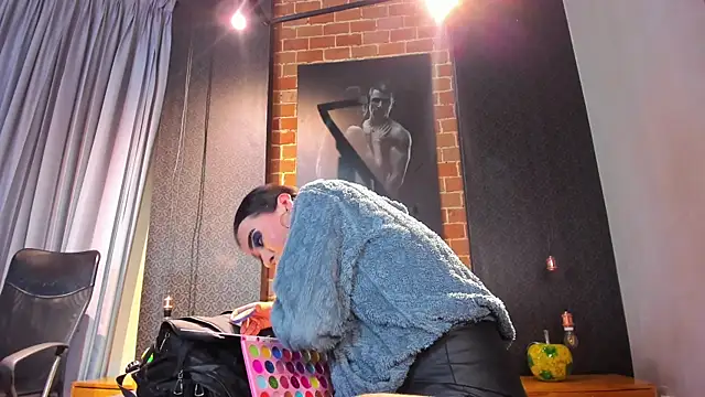 Sienna Dark online show from 8, 4, 2026