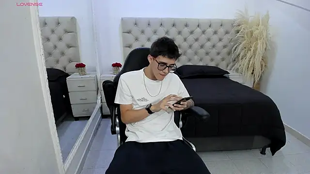 TylerCross  online show from 29, 3, 2026