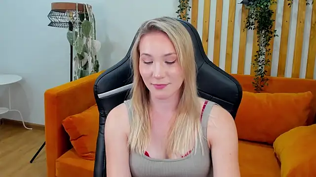 Snapshot of ElaraVoltage chatting on 10, 7, 2026 ElaraVoltage online show from 10, 7, 2026
