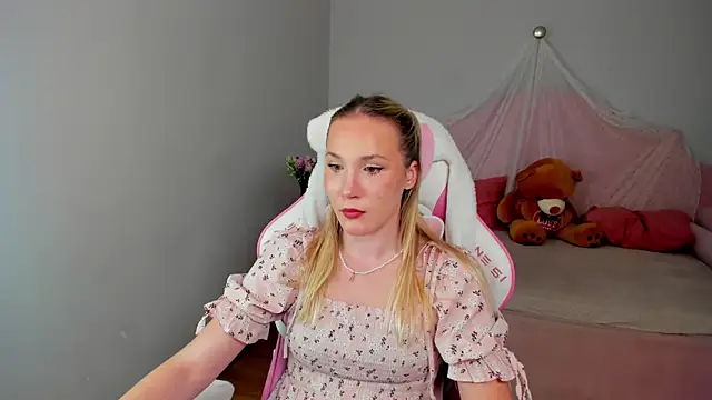 Snapshot of ElaraVoltage chatting on 15, 7, 2026 ElaraVoltage online show from 15, 7, 2026
