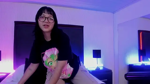 Snapshot of LilithBluum chatting on 4, 6, 2026 LilithBluum online show from 4, 6, 2026