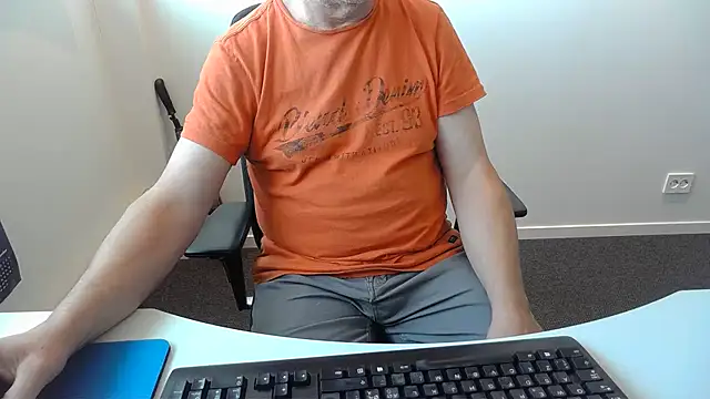Snapshot of Buggemann chatting on 3, 8, 2026 Buggemann online show from 3, 8, 2026