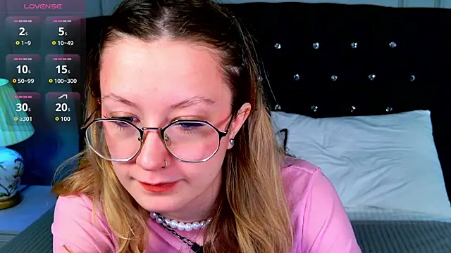 Snapshot of AmelieViolet chatting on 28, 4, 2026 AmelieViolet online show from 28, 4, 2026