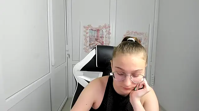 Mia kristal online show from 7, 6, 2026