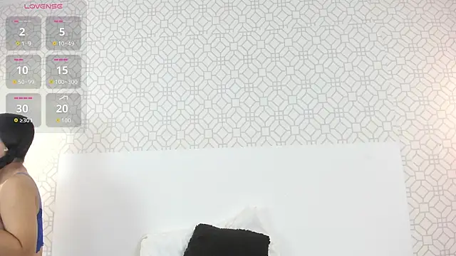 ZoeCooper1 online show from 14, 4, 2026