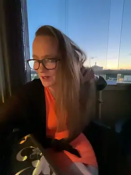 LizzieZ1975 online show from 23, 5, 2026