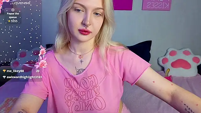 Snapshot of BlondieSummer chatting on 8, 8, 2026 BlondieSummer online show from 8, 8, 2026