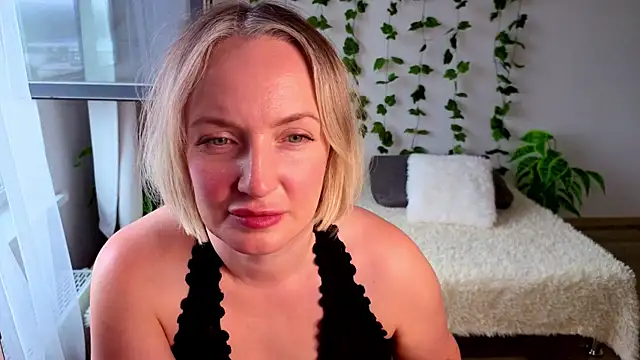 Snapshot of MonikFoxi chatting on 2, 7, 2026 MonikFoxi online show from 2, 7, 2026