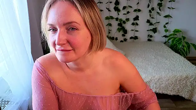 Snapshot of MonikFoxi chatting on 4, 7, 2026 MonikFoxi online show from 4, 7, 2026