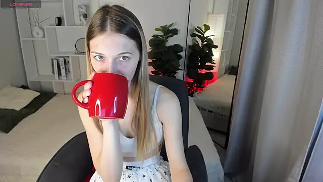 Snapshot of LauraPurr chatting on 25, 5, 2026 LauraPurr online show from 25, 5, 2026