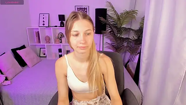 Snapshot of LauraPurr chatting on 9, 6, 2026 LauraPurr online show from 9, 6, 2026