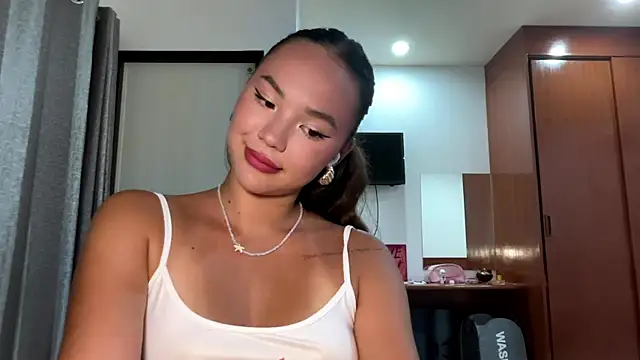 Snapshot of kamila_18_french chatting on 2, 4, 2026 kamila 18 french online show from 2, 4, 2026