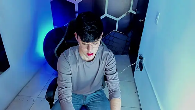 Snapshot of Tom_Parker_ chatting on 9, 6, 2026 Tom Parker online show from 9, 6, 2026