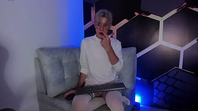 Tom Parker  online show from 3, 8, 2026