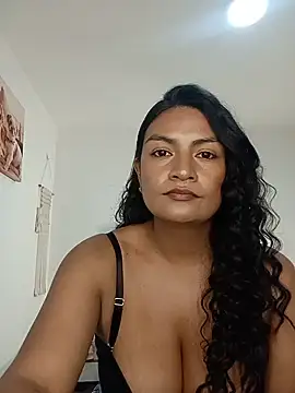 Snapshot of moon__issa chatting on 6, 7, 2026 moon issa online show from 6, 7, 2026