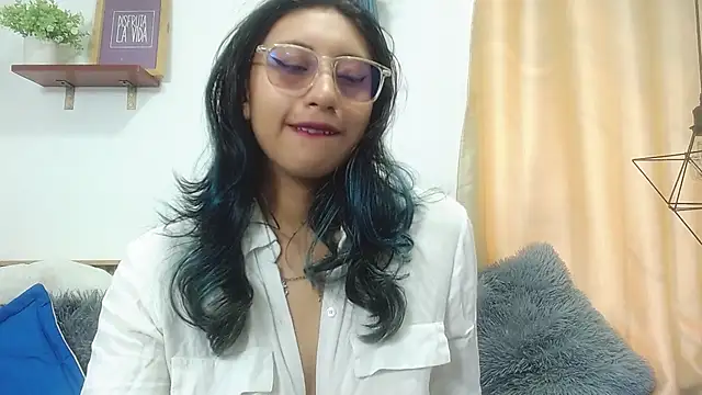 Snapshot of Violet_2003 chatting on 3, 7, 2026 Violet 2003 online show from 3, 7, 2026