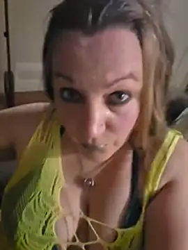 Snapshot of Queenemerald chatting on 4, 7, 2026 Queenemerald online show from 4, 7, 2026