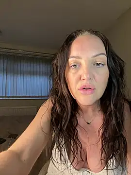 Snapshot of Ladyluxee chatting on 6, 5, 2026 Ladyluxee online show from 6, 5, 2026