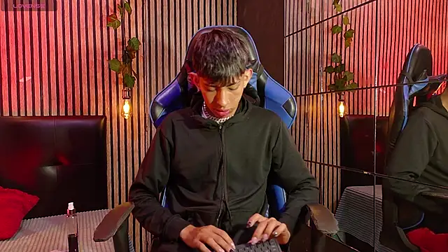 Snapshot of Tommy_Fox chatting on 9, 4, 2026 Tommy Fox online show from 9, 4, 2026