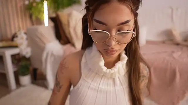 Snapshot of SashaFererra chatting on 2, 4, 2026 SashaFererra online show from 2, 4, 2026