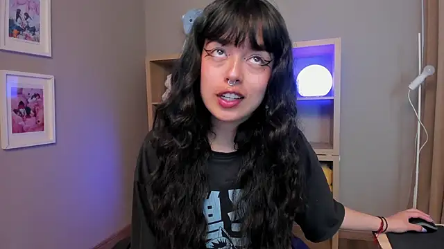 Snapshot of Saphyralux chatting on 6, 5, 2026 Saphyralux online show from 6, 5, 2026